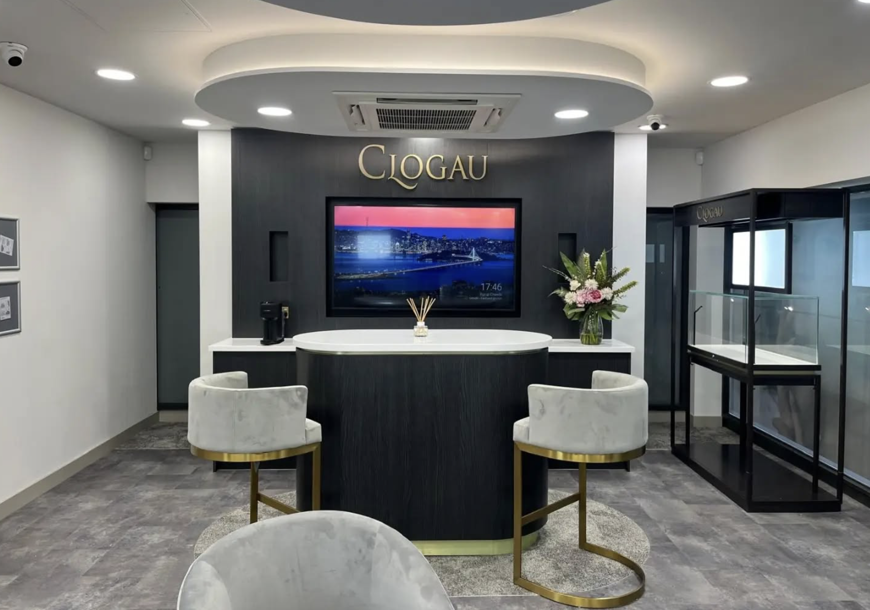 Clogau consultation hub: an oval counter with stools beneath a curved dropped ceiling